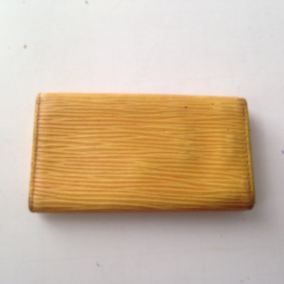 Louis Vuitton, Yellow Epi Leather 4-Hooks Key Case - Picture 5 of 7